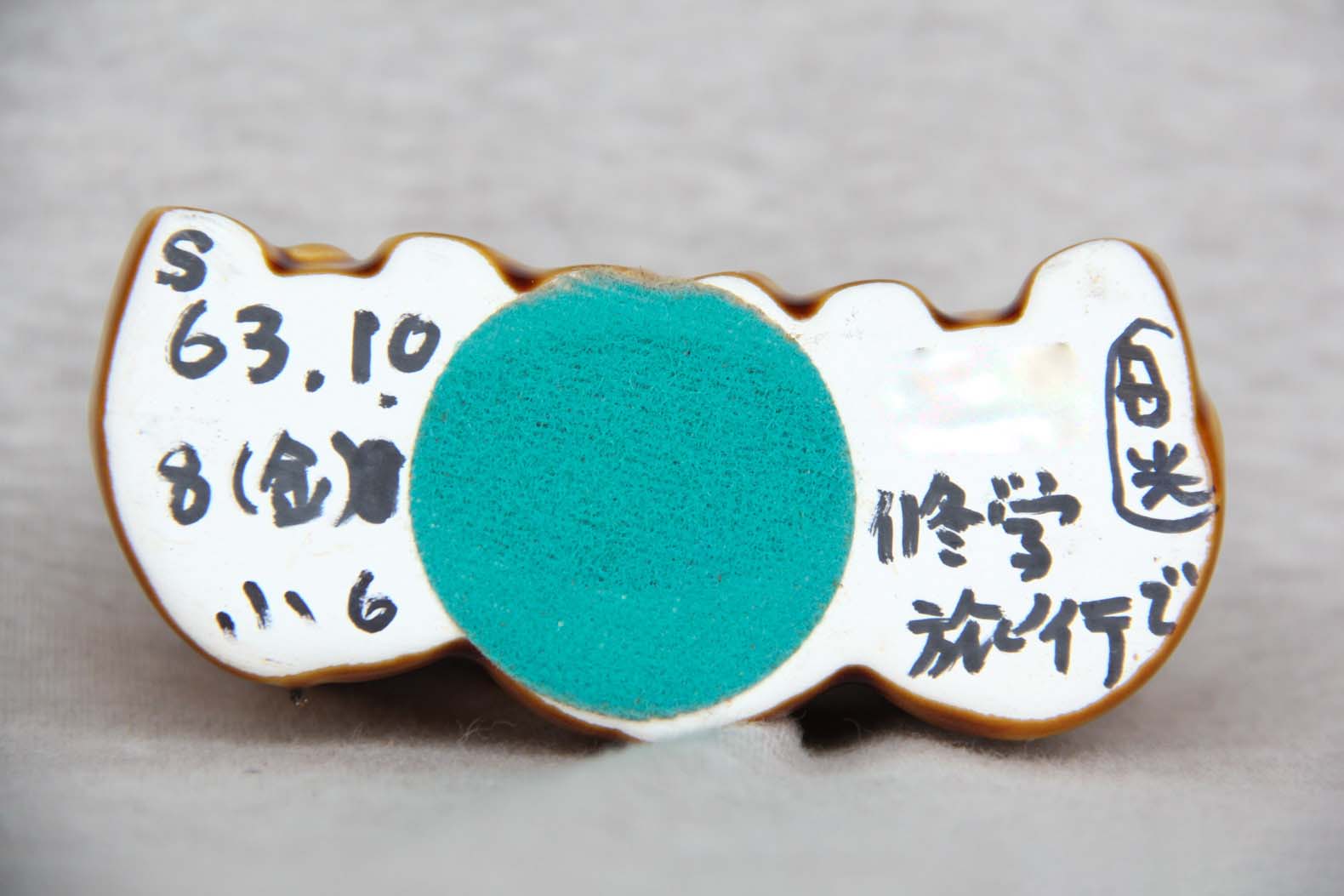 空洞の為、緑色のフェルトで穴が覆われている。