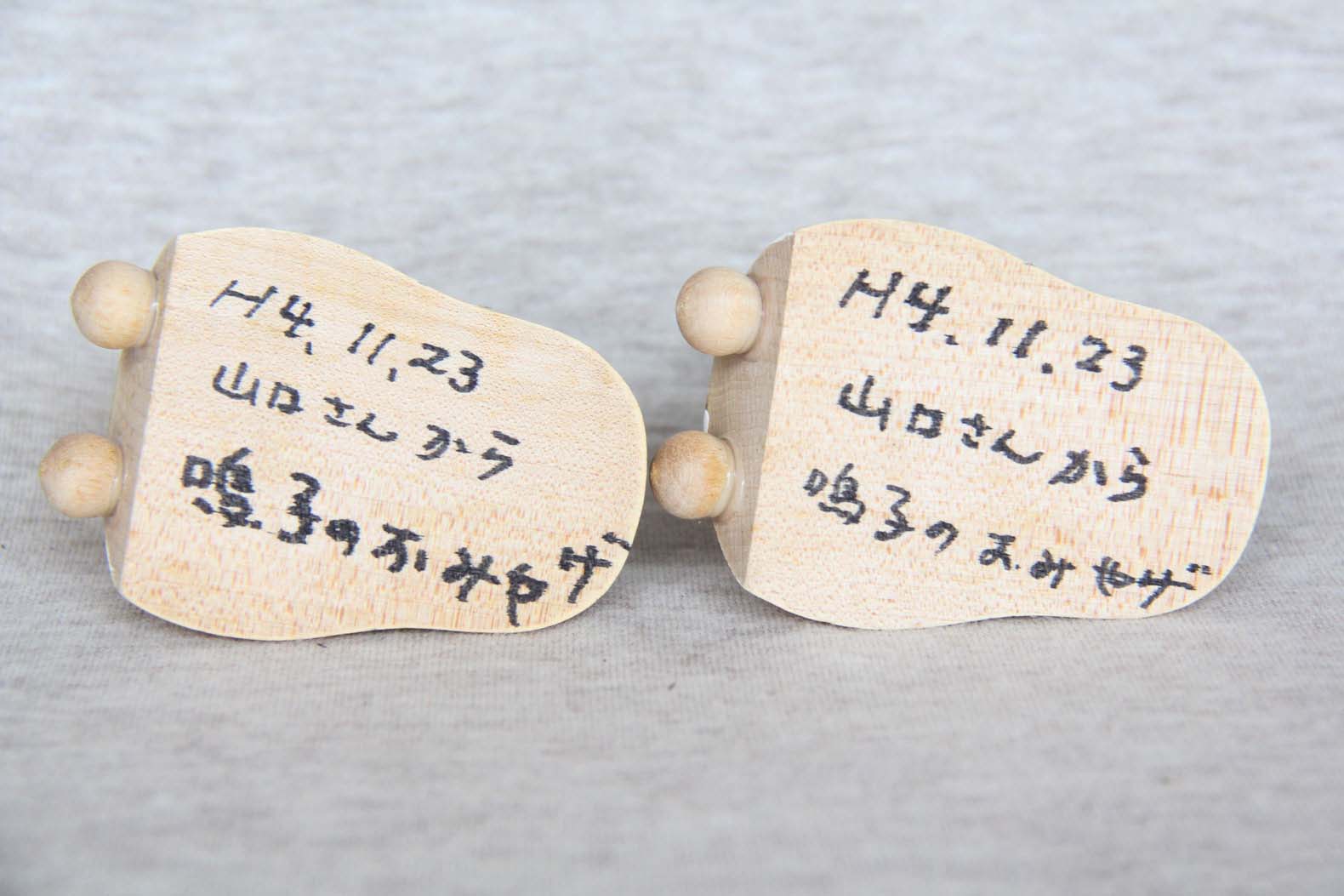 後ろは木目のみで特にデザインはない。