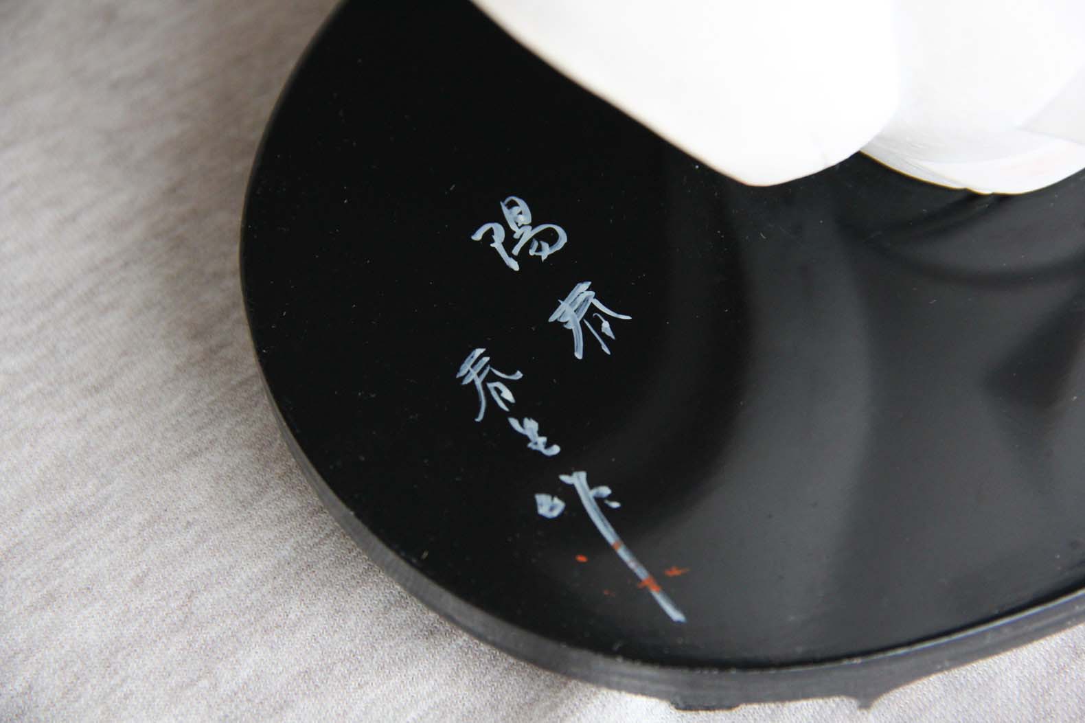 着物を着た白い瀬戸物の置物の台座