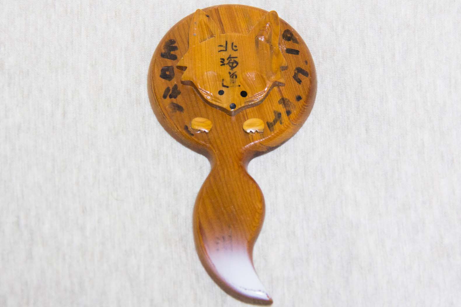 狐の型取りがされた手鏡裏