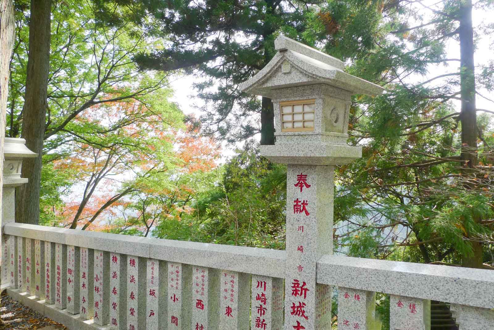 大山の灯籠と柱