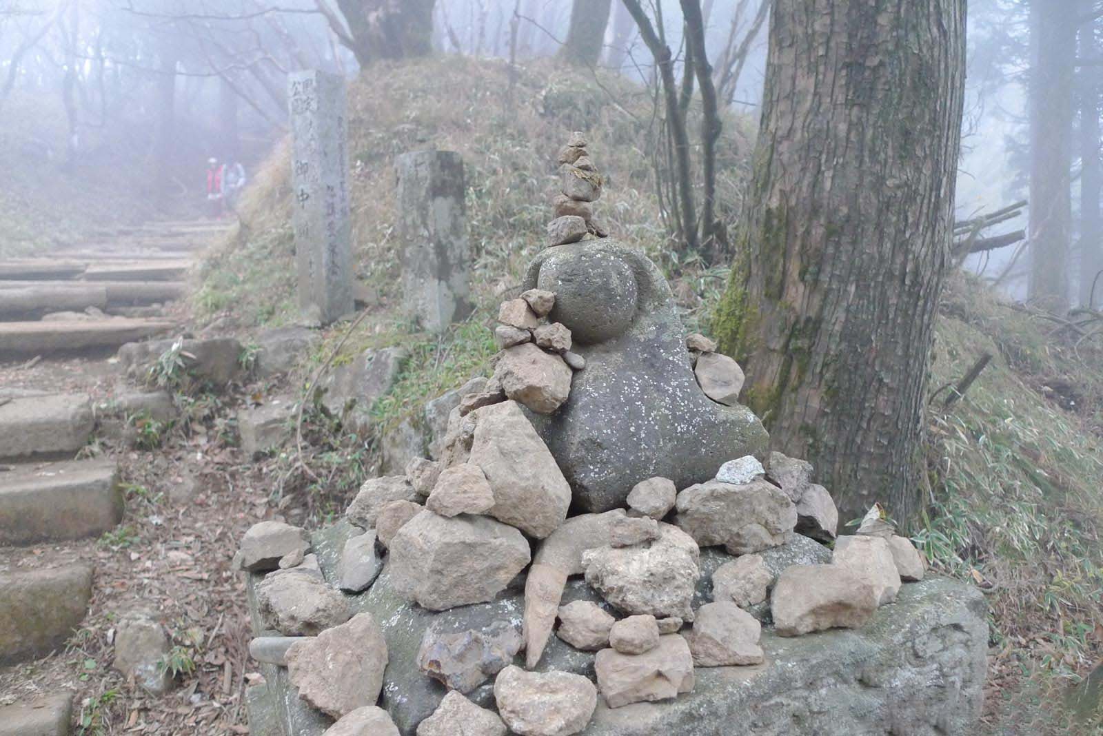 大山道中の石積み(ケルン)