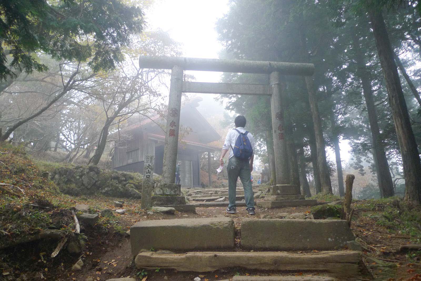 大山頂上付近の鳥居