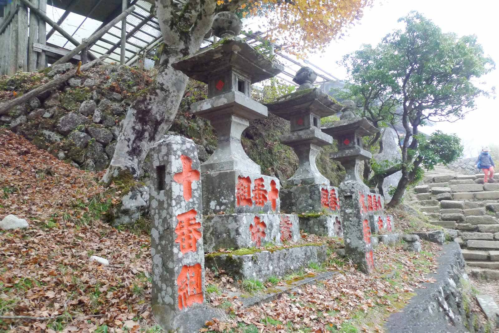 大山頂上付近にある灯籠