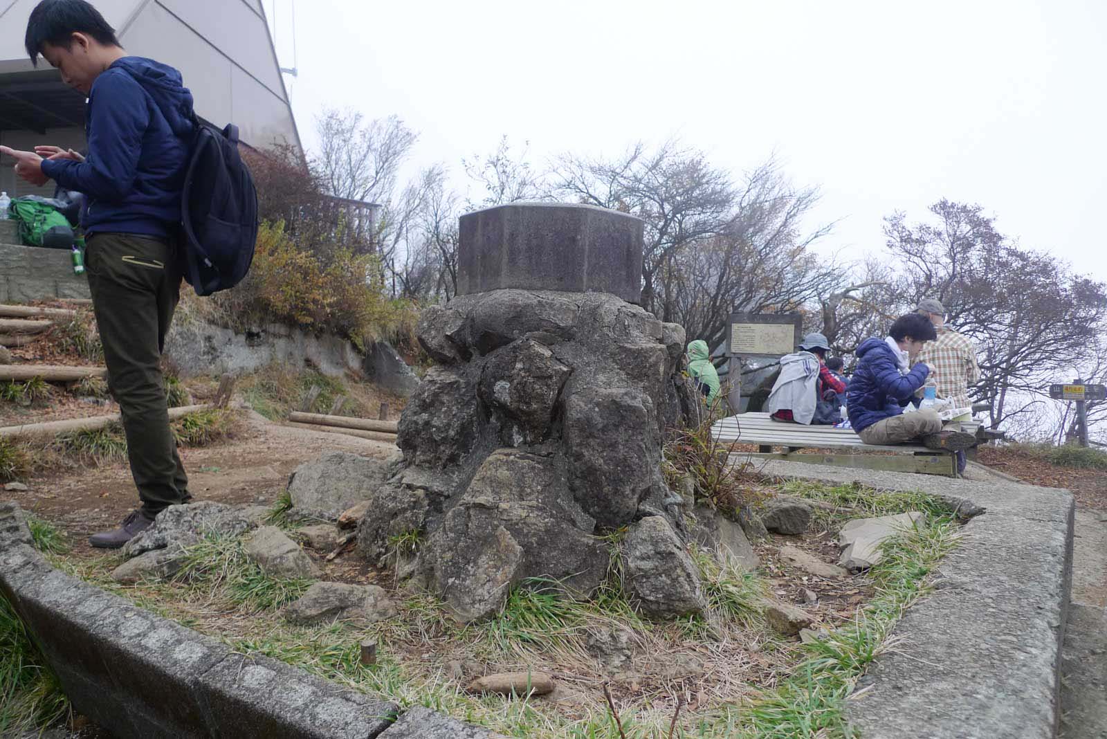 大山頂上にある岩柱