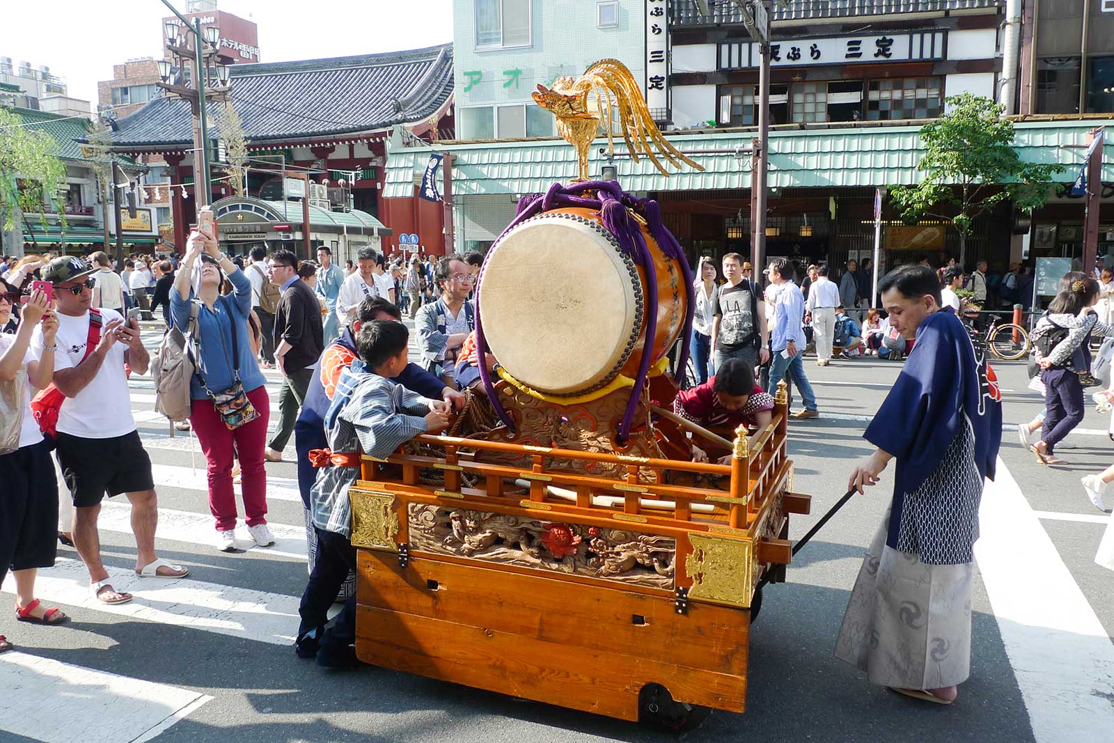 太鼓の上に鳥