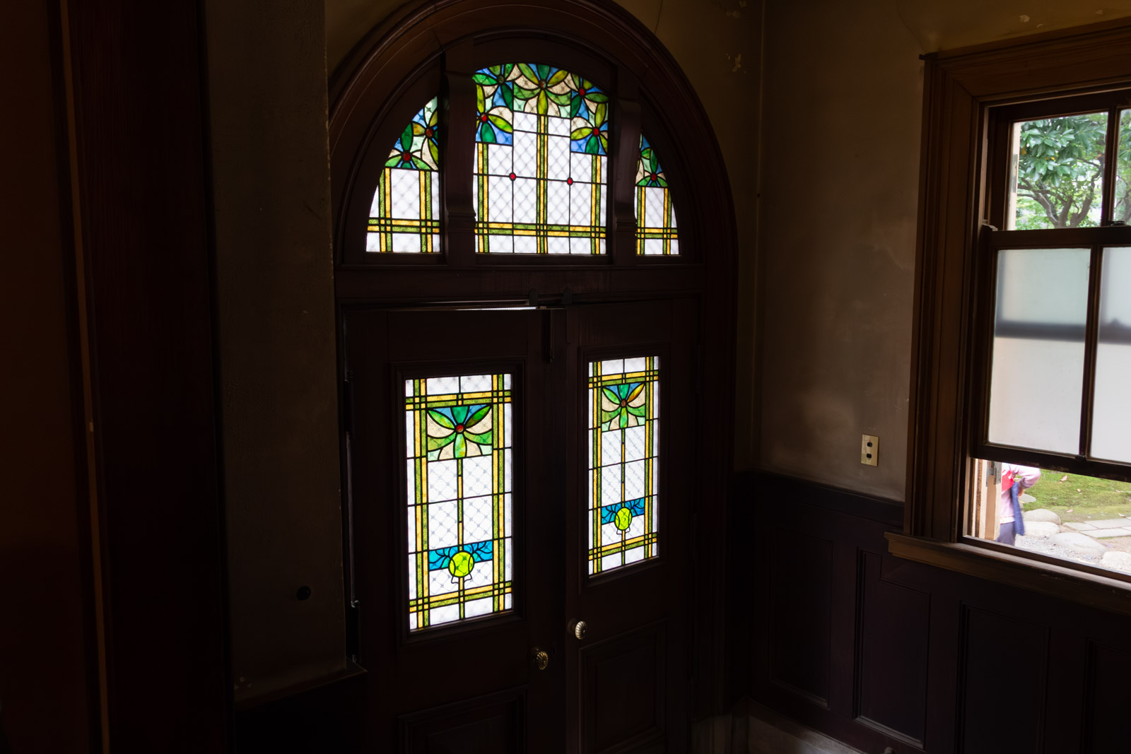 洋館のステンドグラス