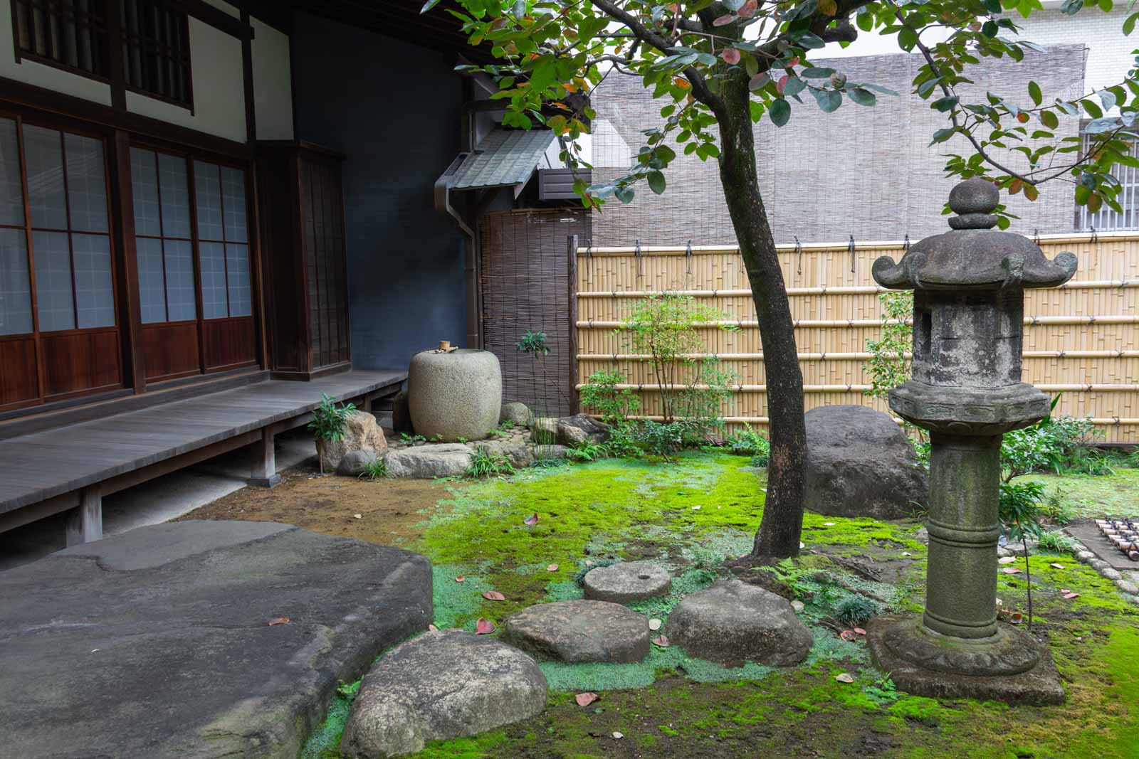 家の建物の内側に作られた日本庭園