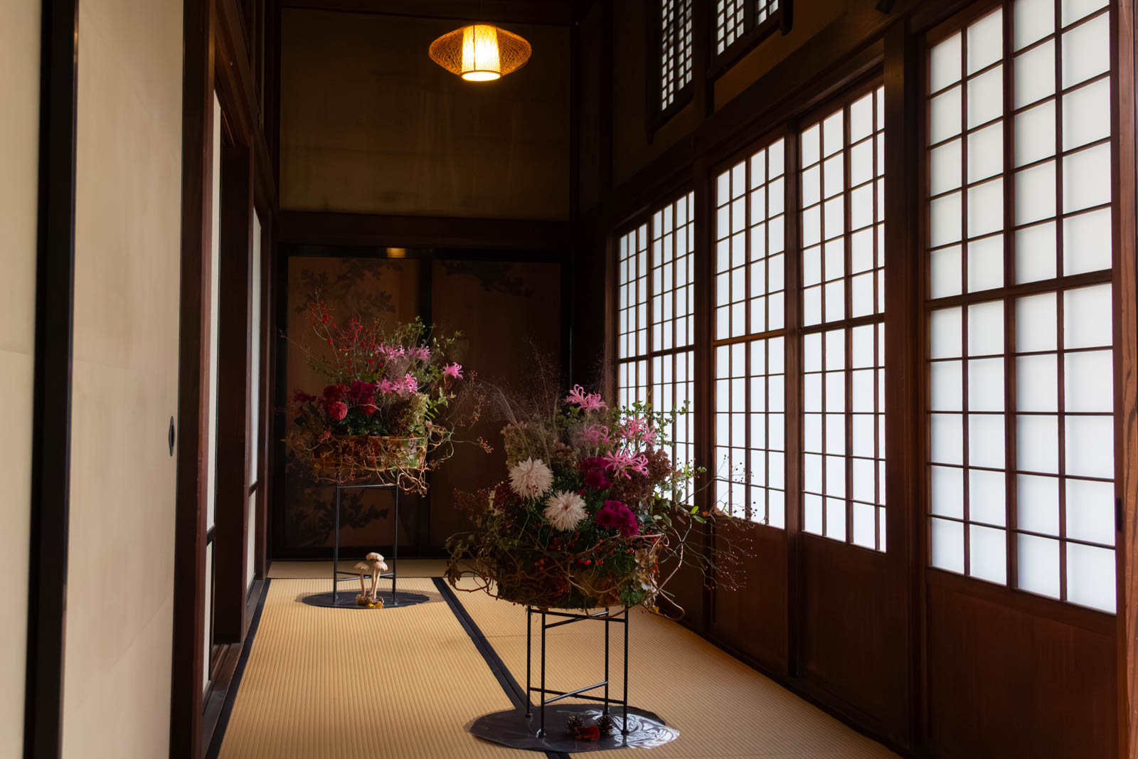 日本家屋の中にある花