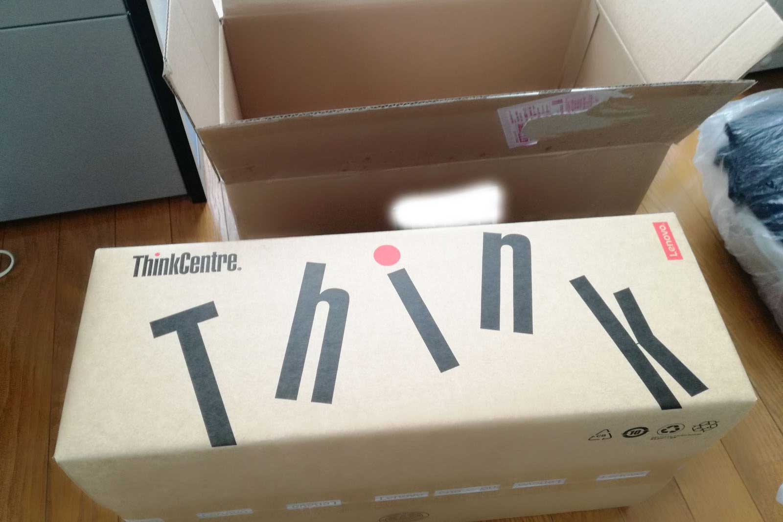 ダンボールに書かれたthinkの文字