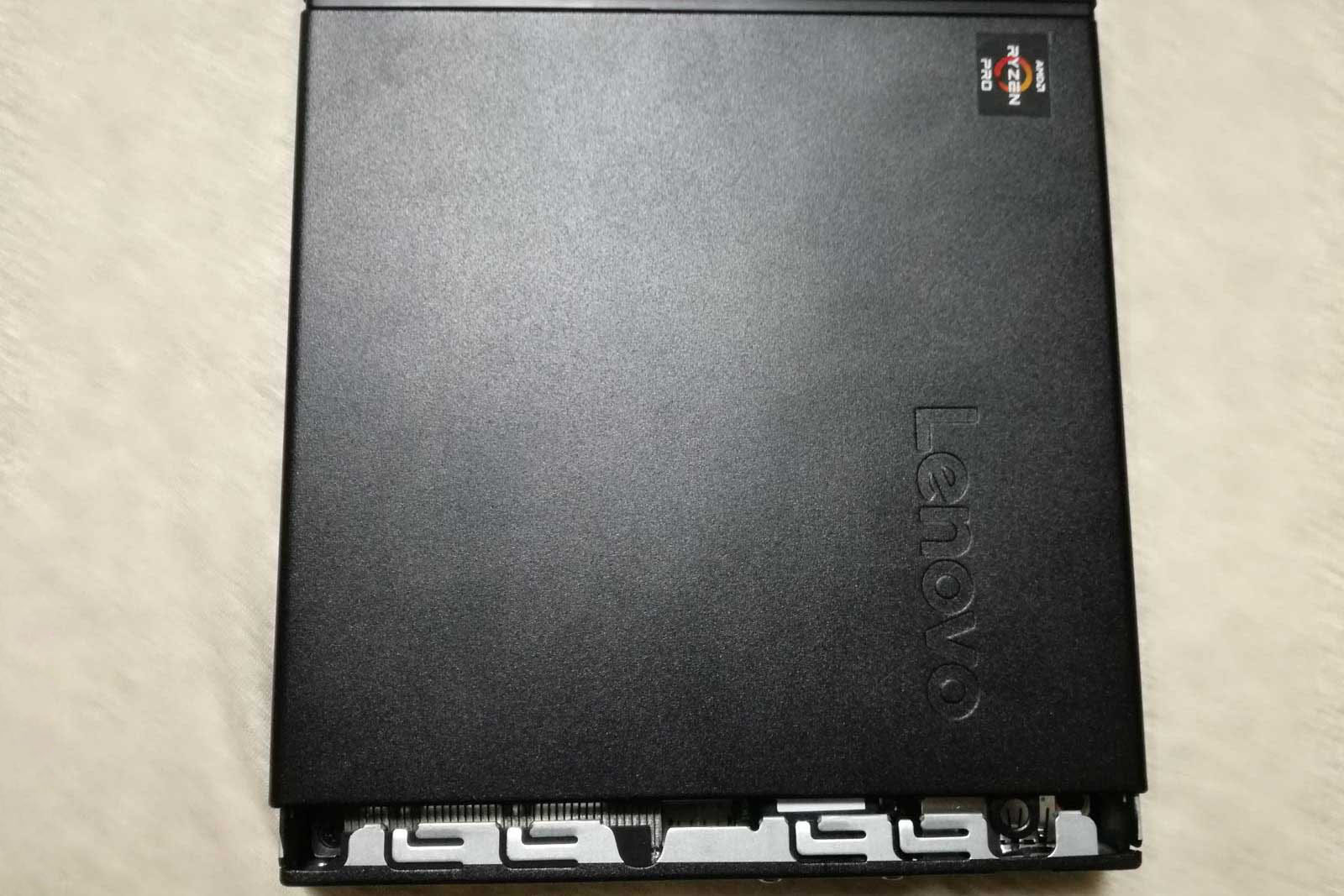 パソコンのカバーを開ける