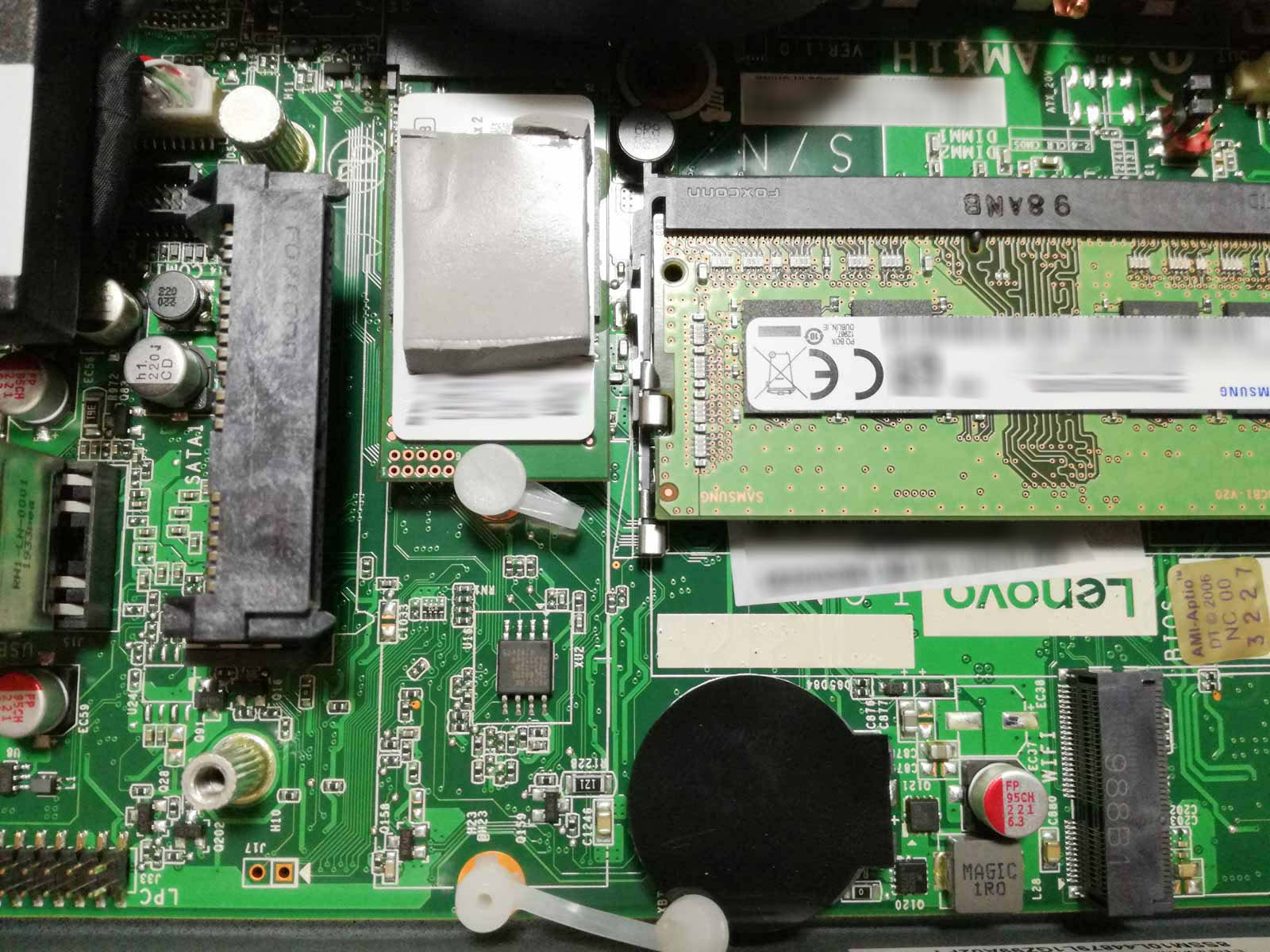 SSD スロット 2つと メモリー スロット