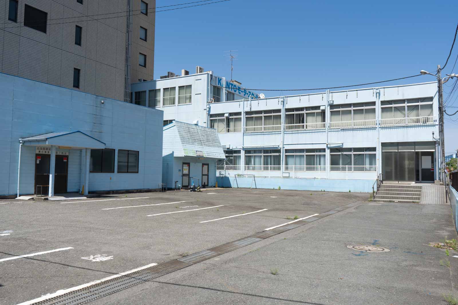 校舎と救護室