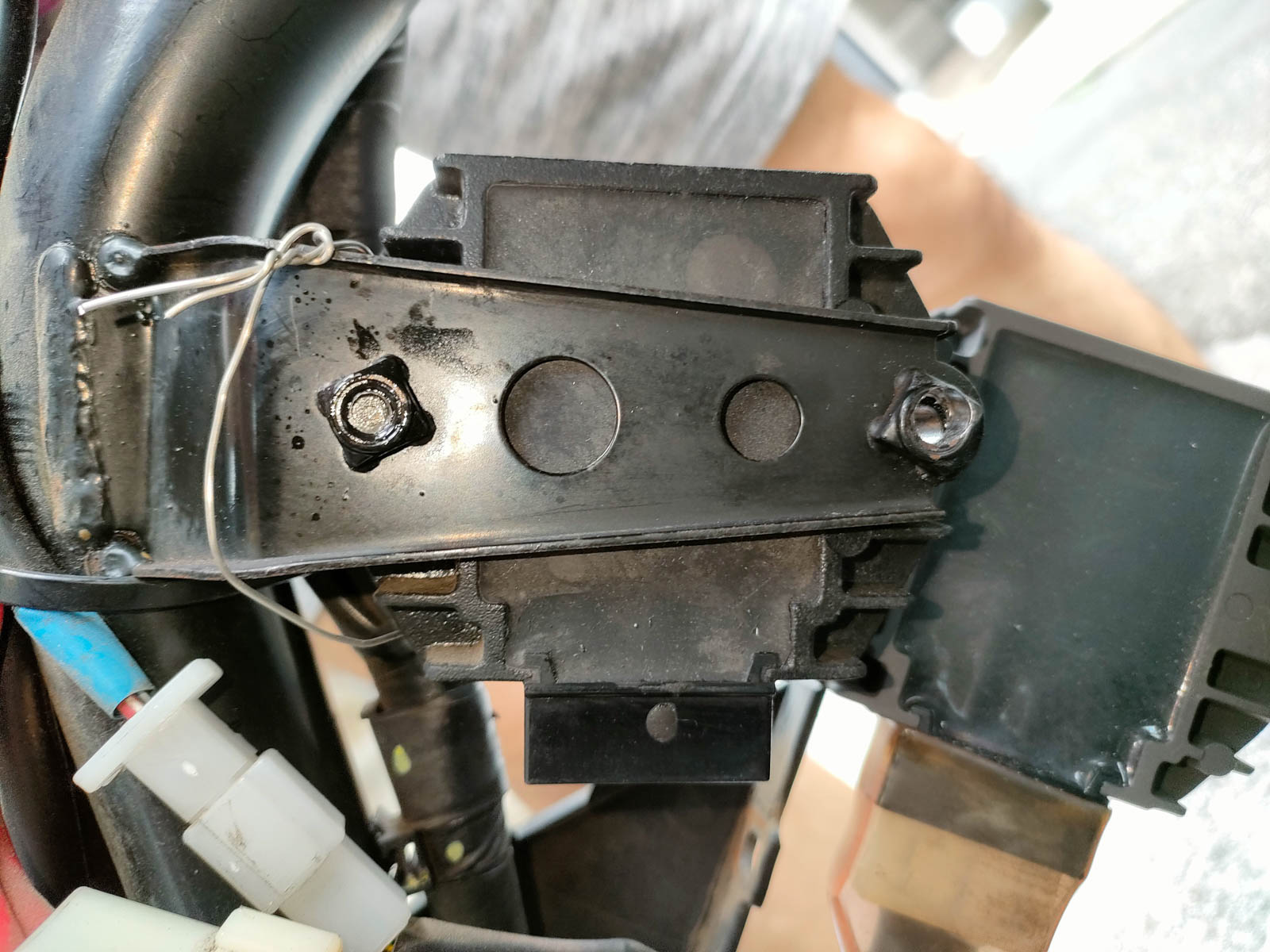 レギュレーターをつけているネジを破壊する