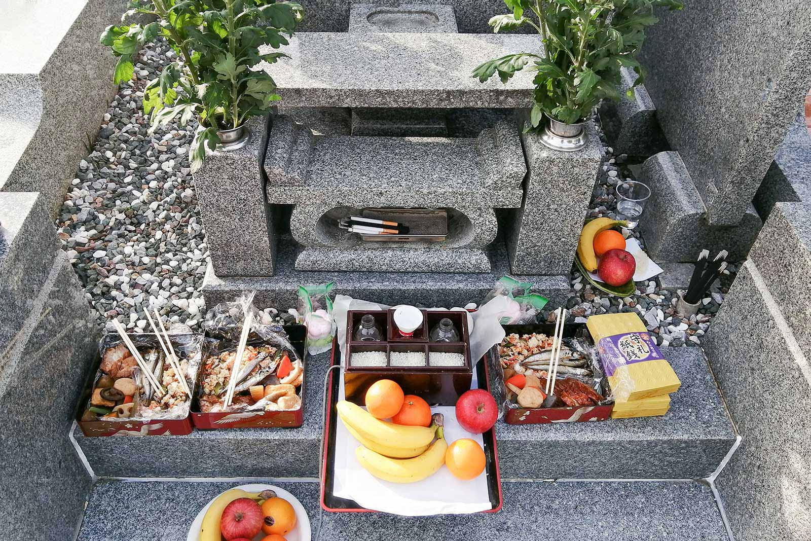 お墓にお供えをします