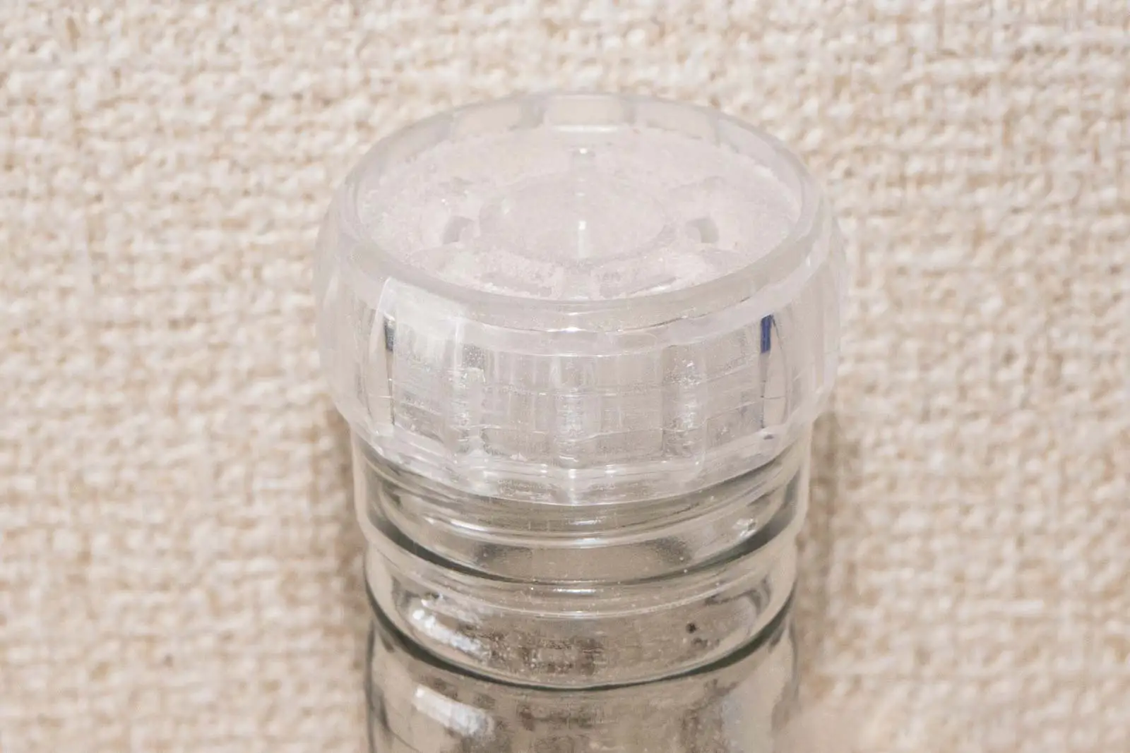 岩塩のガラス瓶に取り付けられた透明なプラスチック製ミル