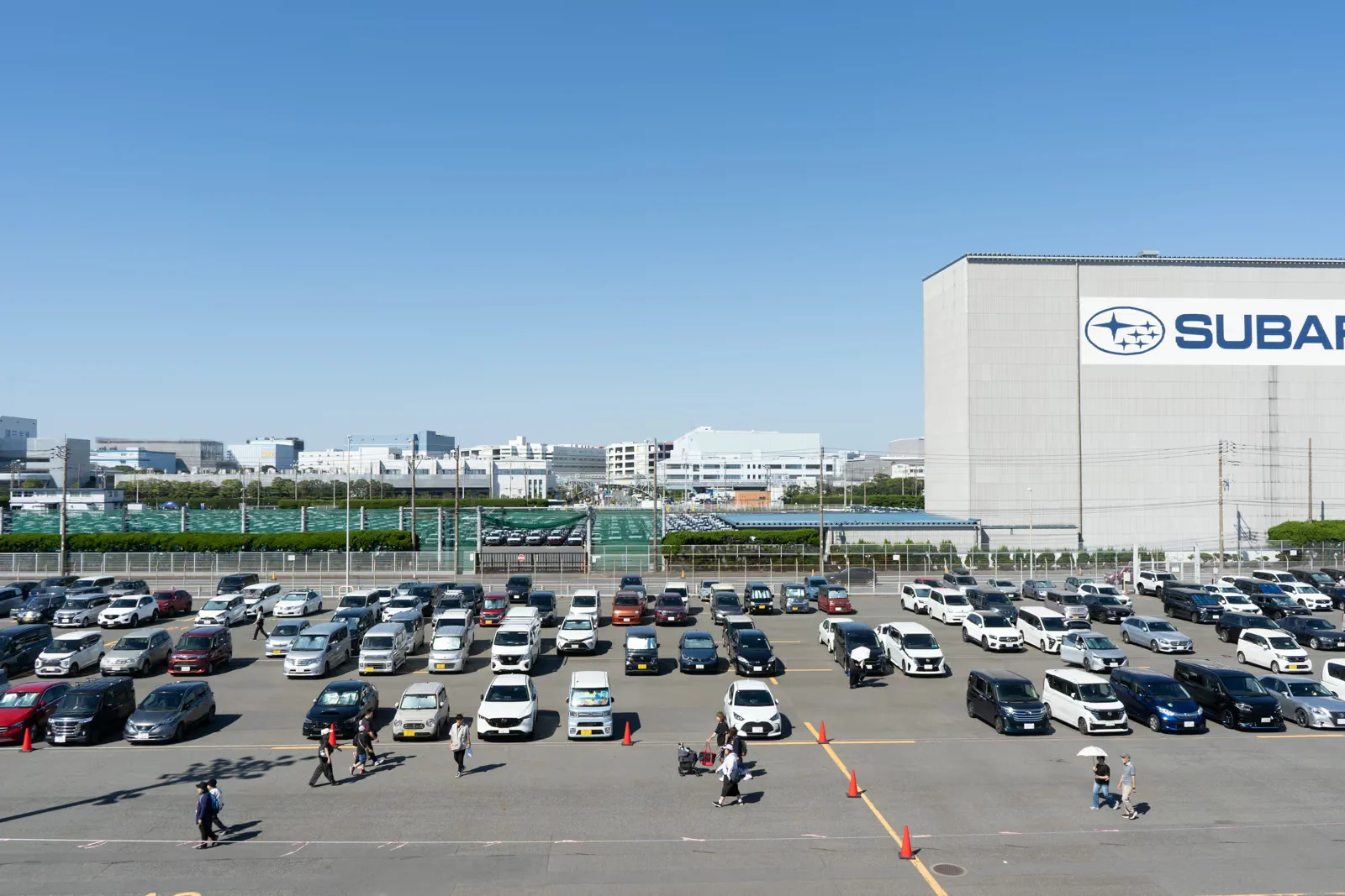 巡視船いずから見た東扇島のSUBARU物流施設と駐車場