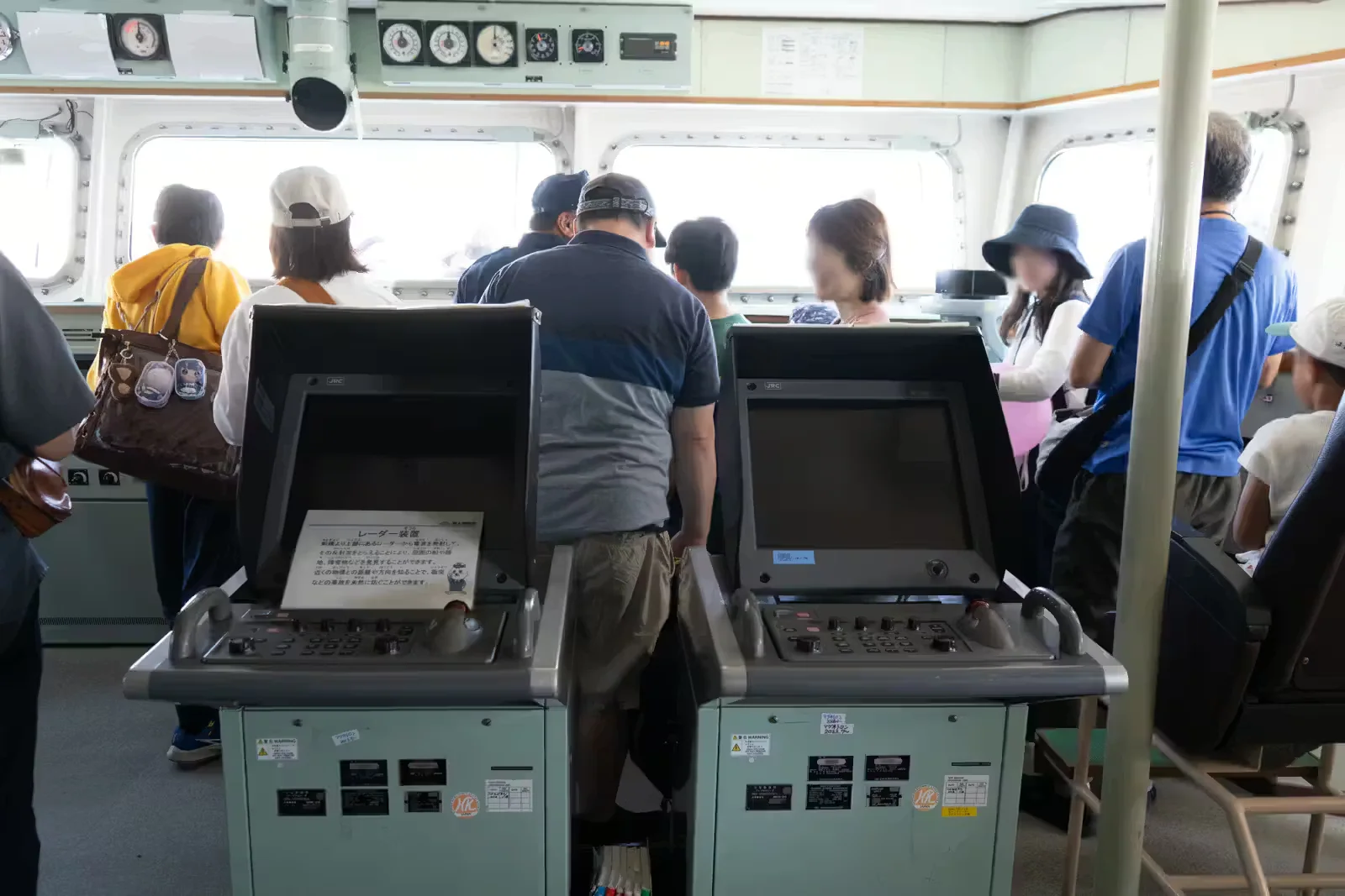 巡視船いずの船橋に設置された2台のレーダー表示装置