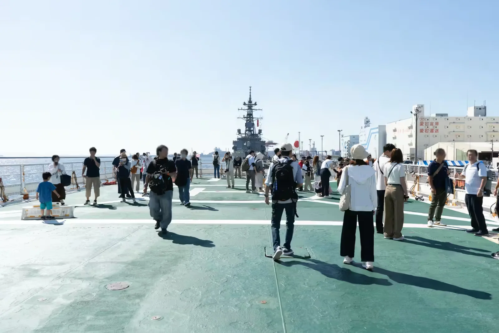 巡視船いずの広いヘリコプター甲板を歩く見学者