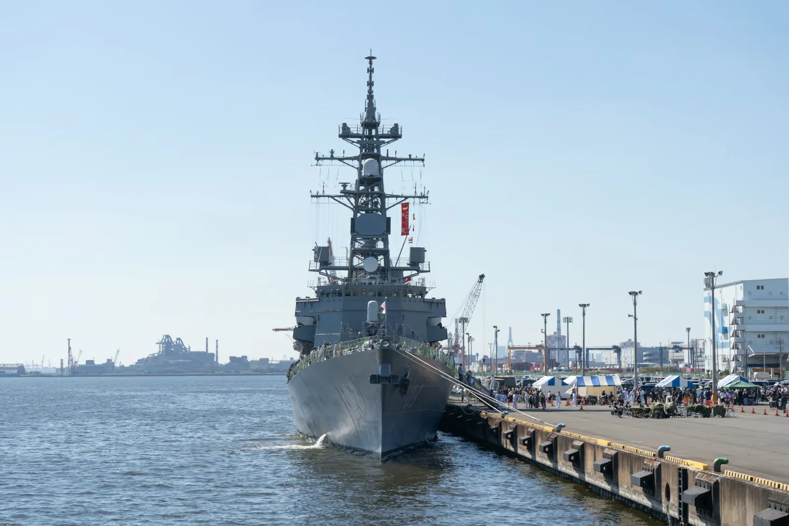 巡視船いずから見た海上自衛隊の護衛艦ゆうだちの正面