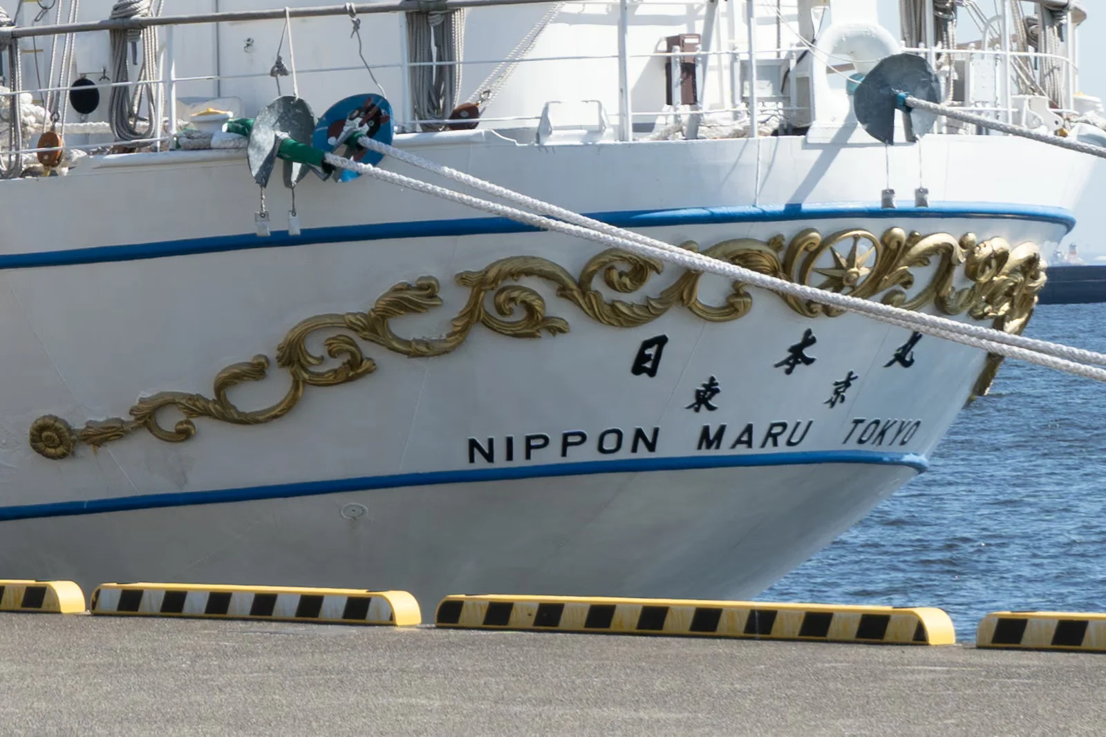 練習帆船日本丸の船尾に書かれた日本丸とNIPPON MARU TOKYOの文字