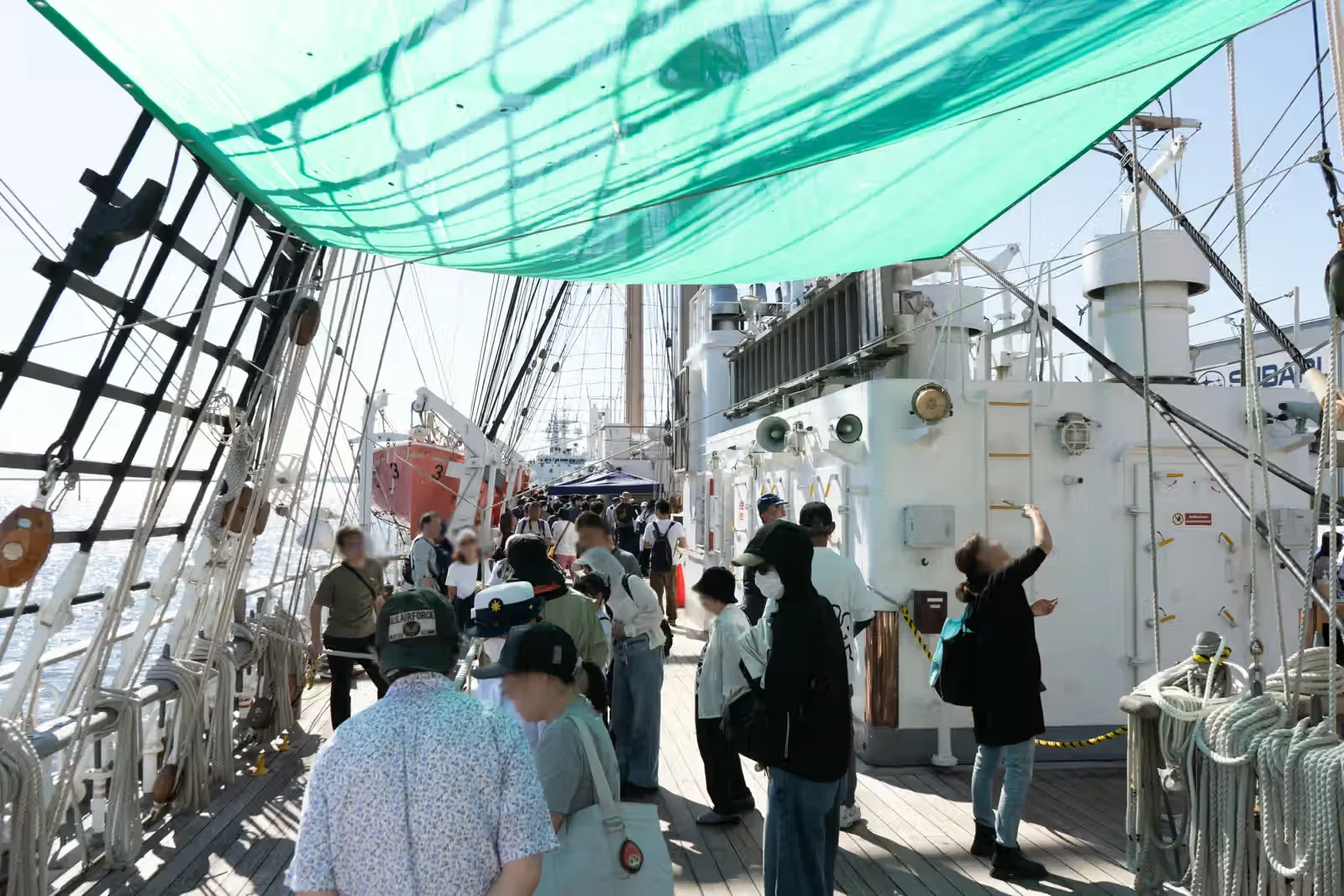 日本丸の甲板を歩きながら見学する大勢の来場者
