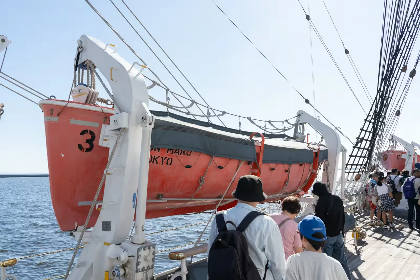 日本丸の舷側に搭載されたオレンジ色の3号救命艇