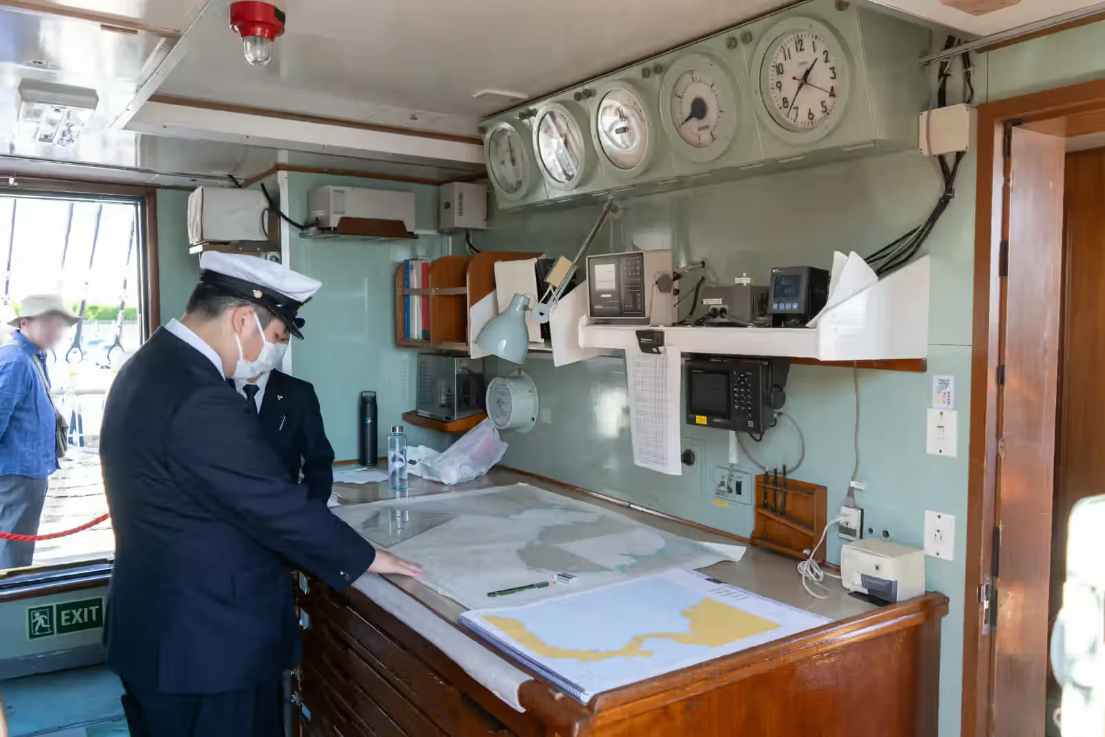 日本丸の後部海図室にある海図台と航海計器
