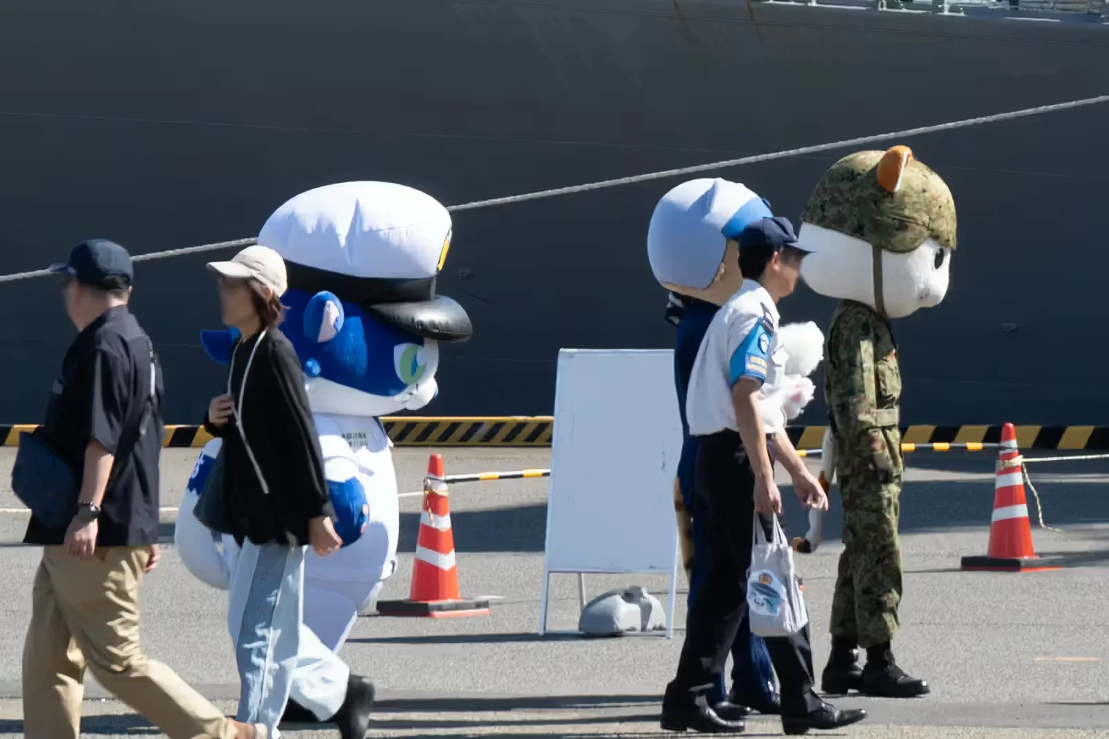 川崎みなと祭りに登場した自衛隊のマスコットキャラクターはまにゃん、トップニャン、たま