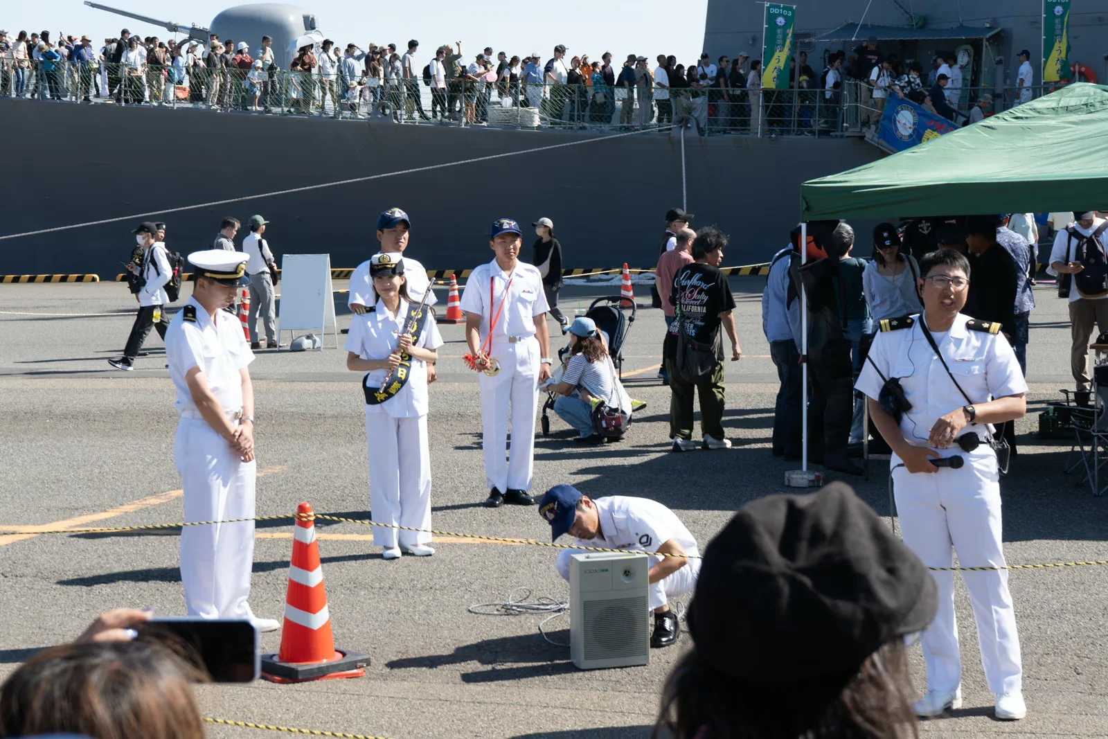 護衛艦ゆうだちの一般公開会場で君が代を演奏する一日艦長のフルート奏者