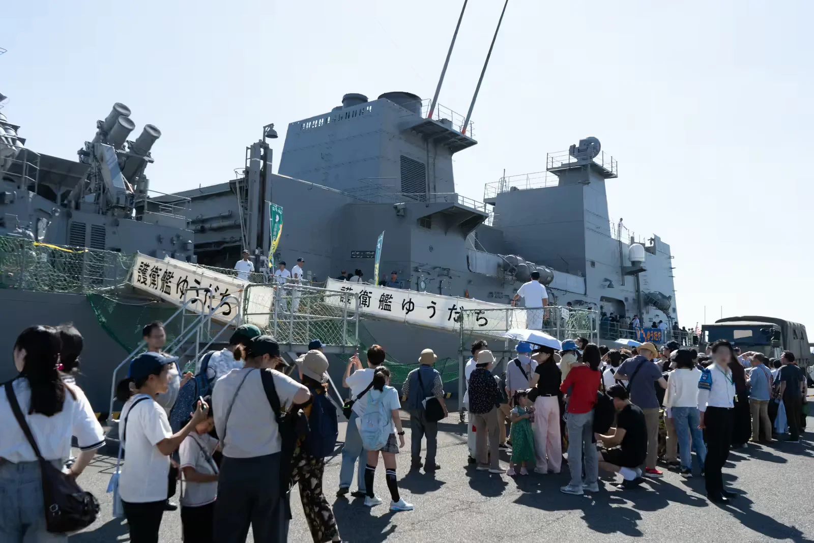 護衛艦ゆうだちの乗船用タラップと見学を待つ人たち