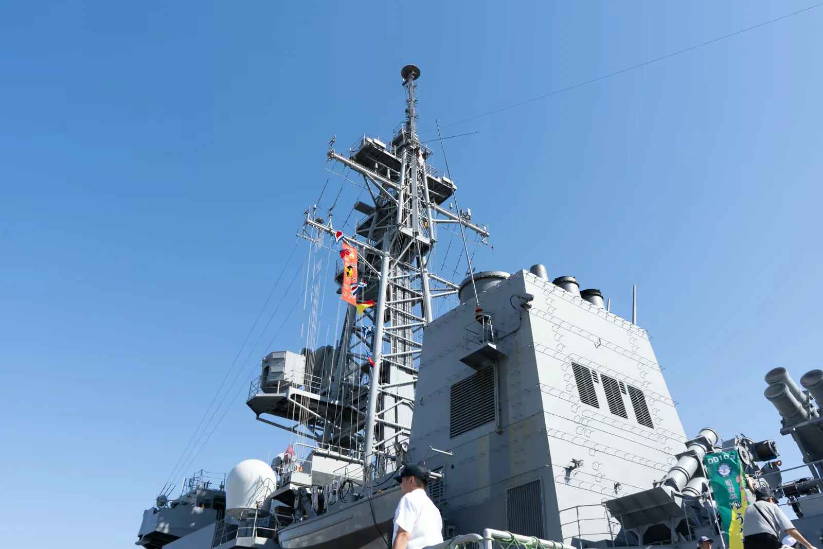 護衛艦ゆうだちのマストとレーダー、通信アンテナ
