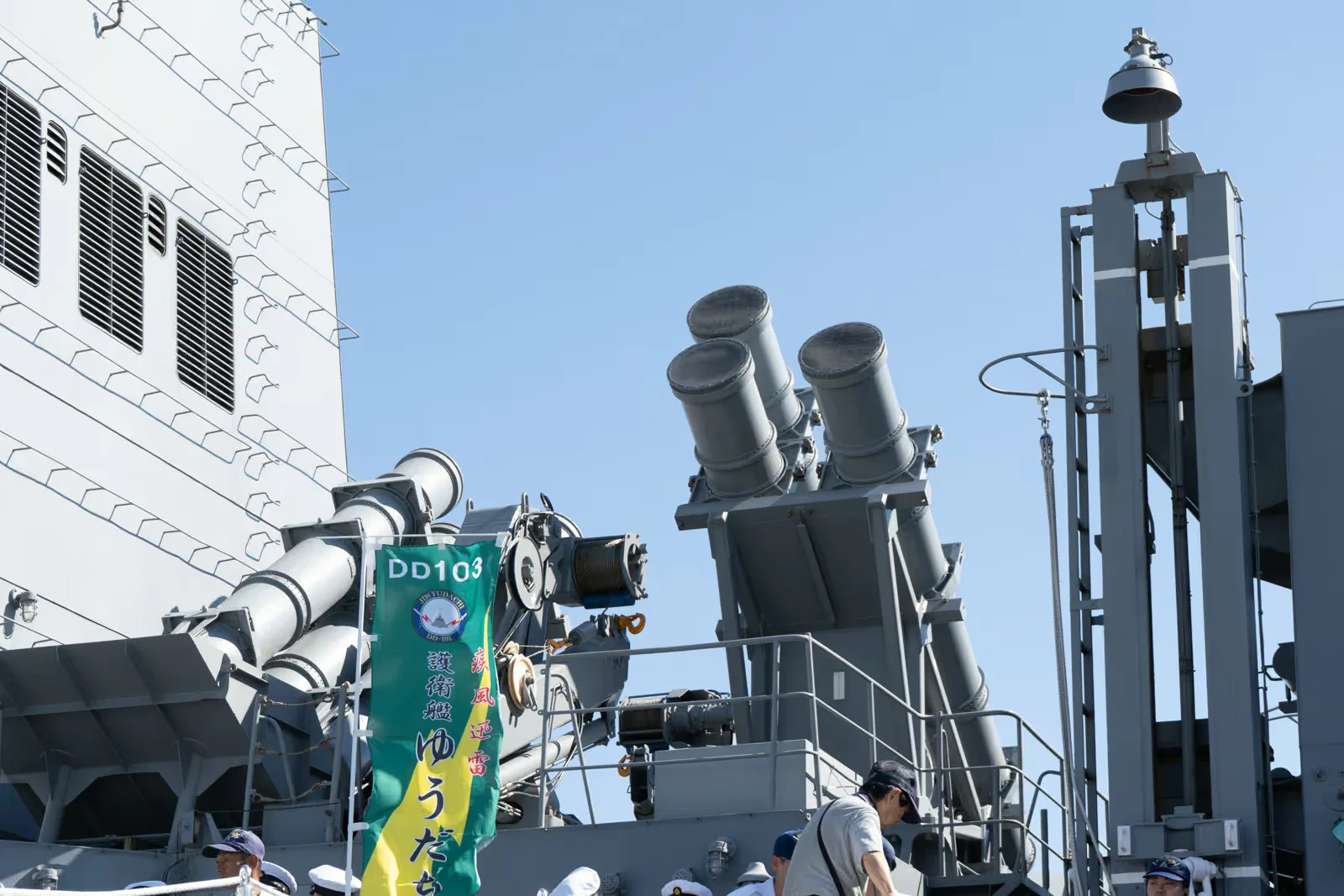 護衛艦ゆうだちに搭載された艦対艦ミサイルの発射筒