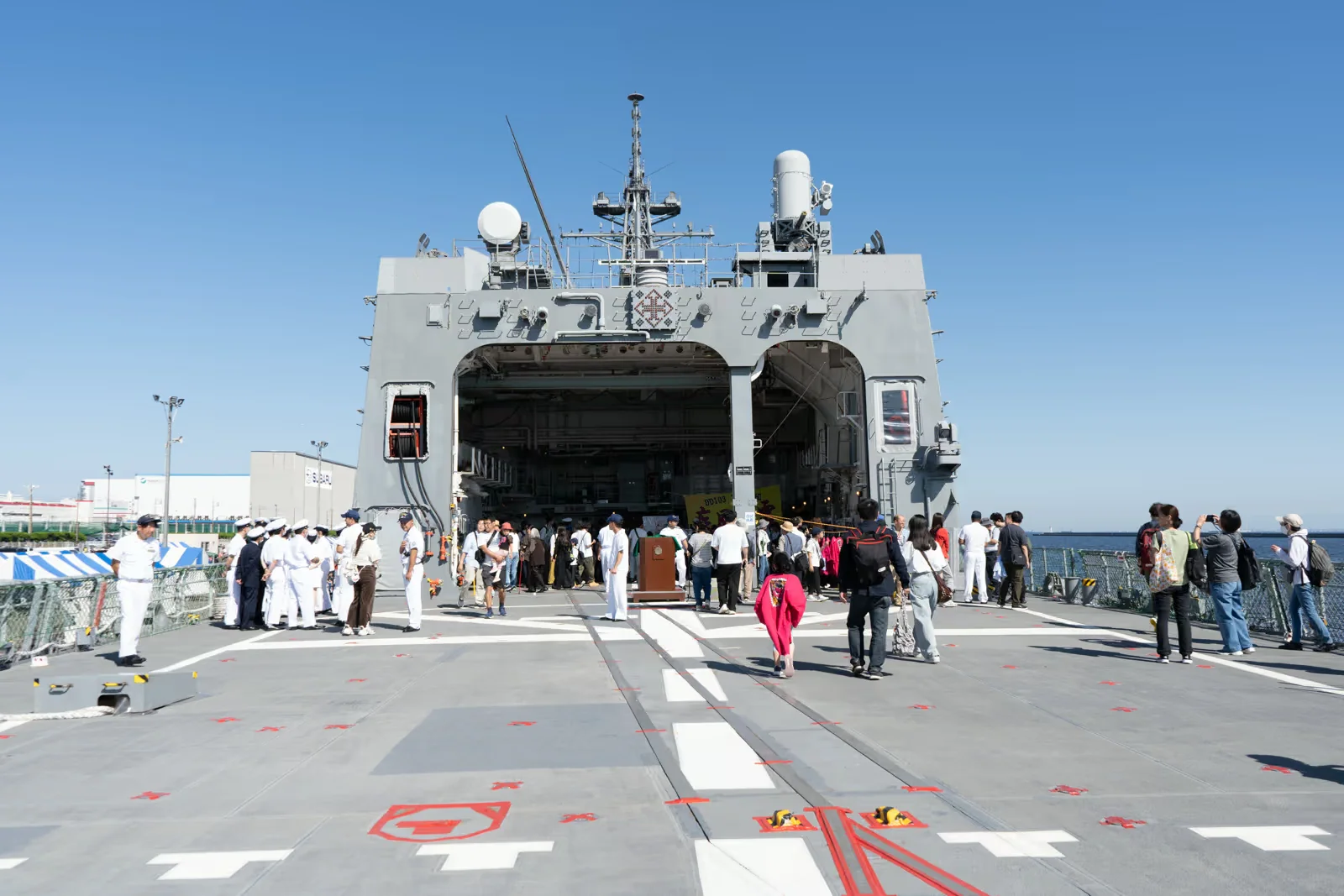 護衛艦ゆうだちのヘリコプター甲板と格納庫入口
