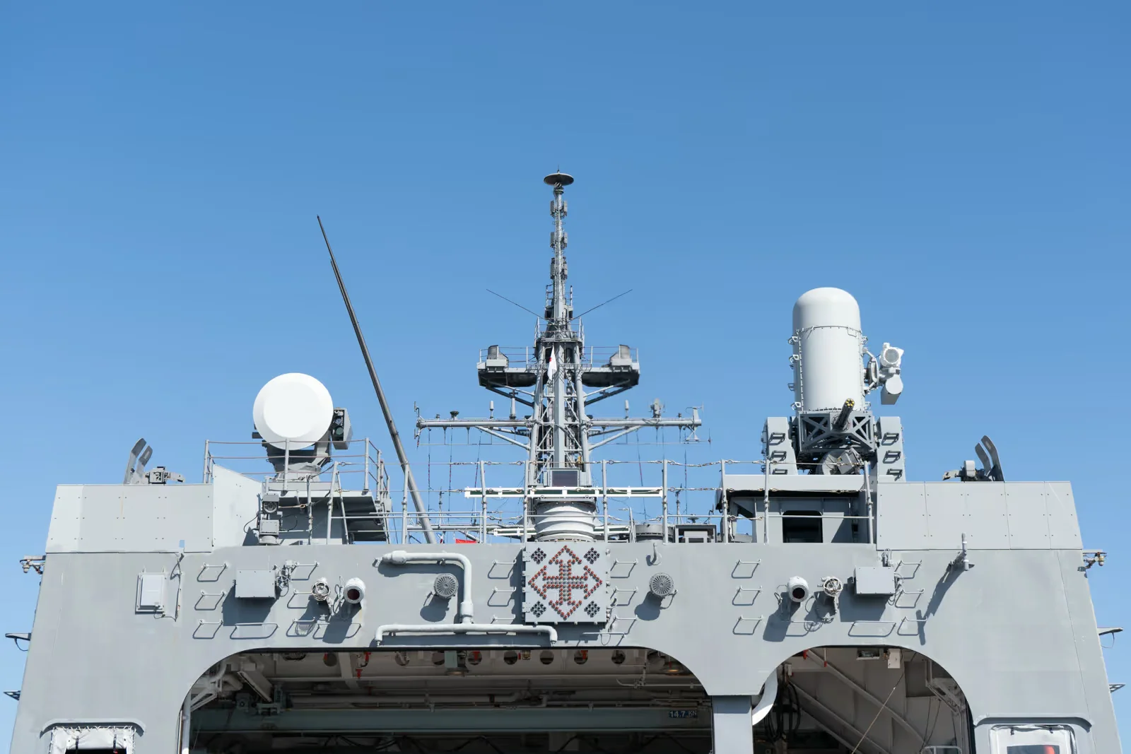 護衛艦ゆうだちのヘリコプター格納庫上部に設置されたレーダーや機関砲