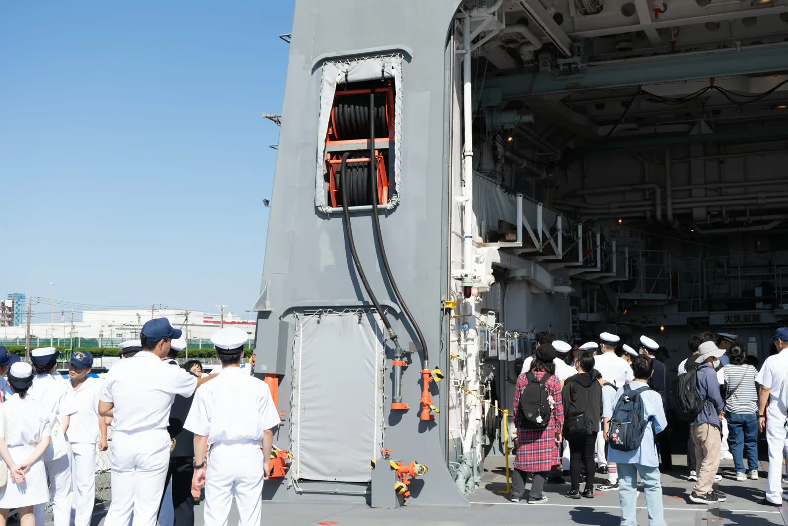 護衛艦ゆうだちのヘリコプター格納庫外壁に設置されたホースリール