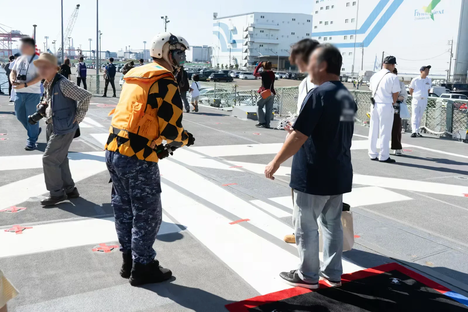 護衛艦ゆうだちのヘリコプター甲板で誘導員の装備を着用した隊員