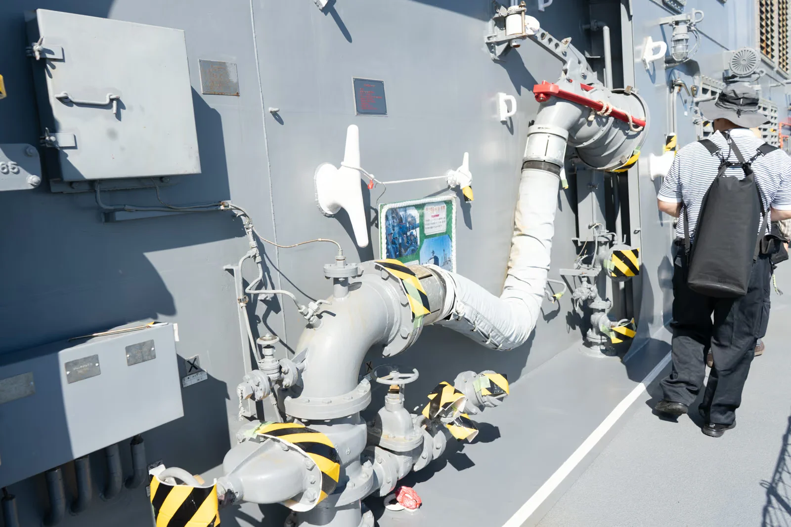 護衛艦ゆうだちの洋上補給用配管と給油装置