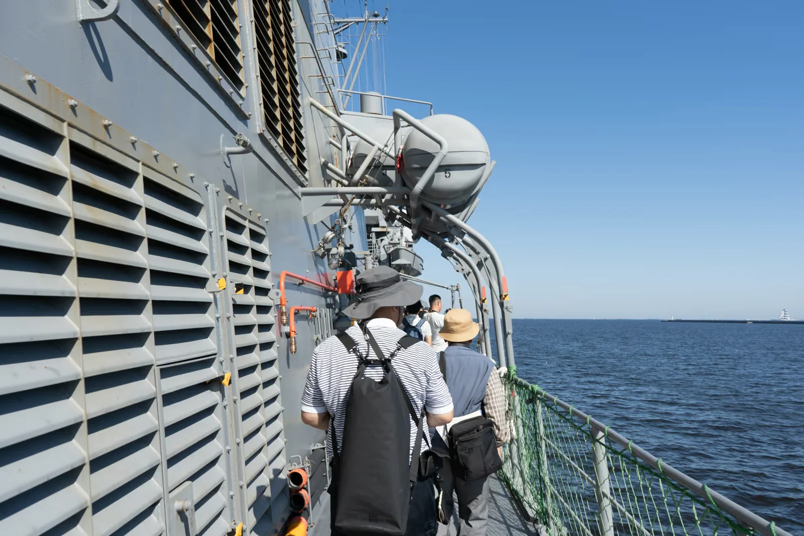 護衛艦ゆうだちの船体側面に設置された救命いかだの収納容器