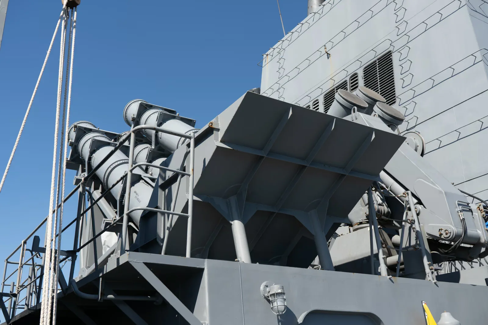 護衛艦ゆうだちの艦対艦ミサイル発射筒を後ろ側から撮影