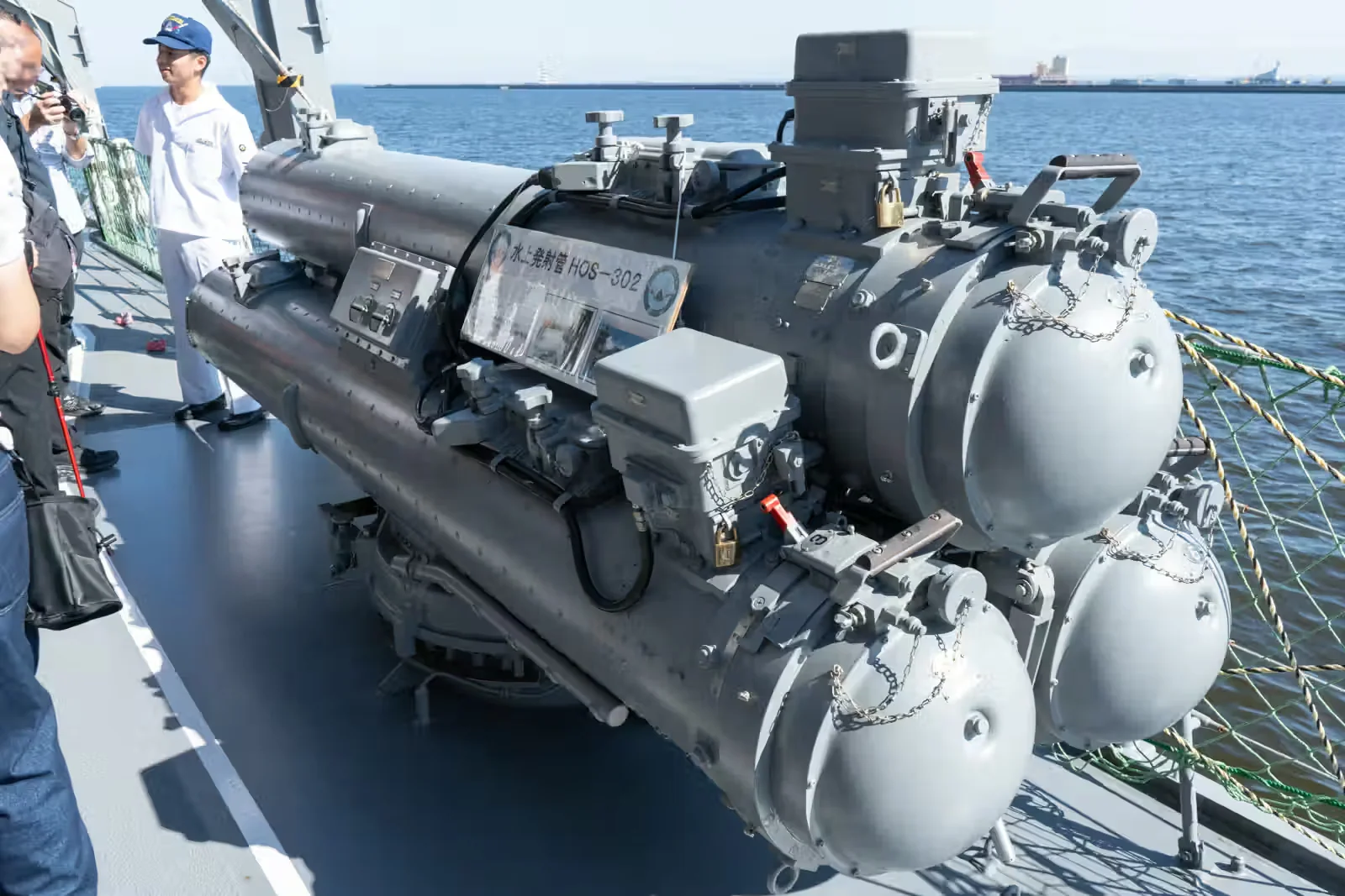 護衛艦ゆうだちに搭載された水上発射管HOS-302の3連装魚雷発射管