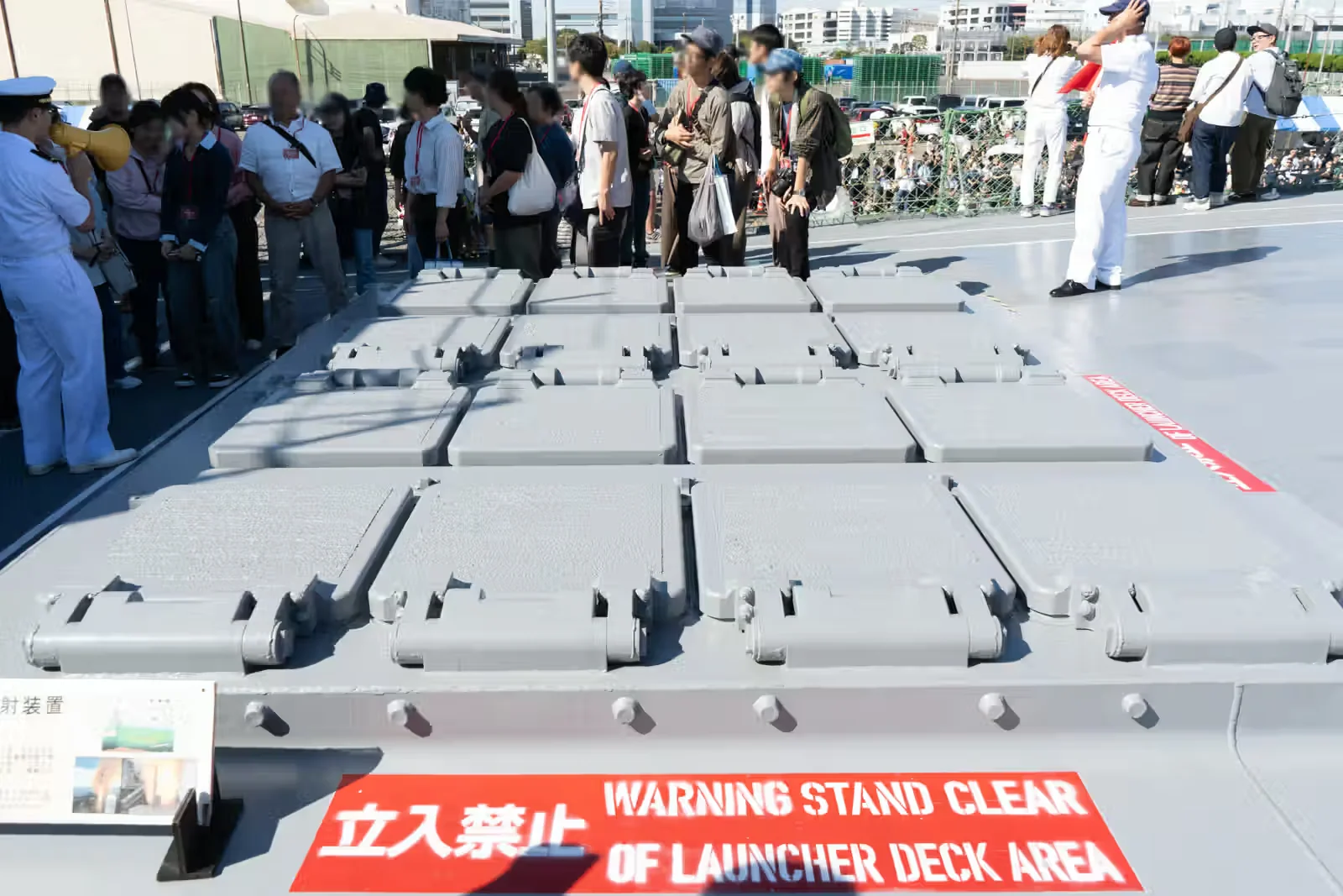 護衛艦ゆうだちの甲板に設置されたMk41垂直発射装置VLS
