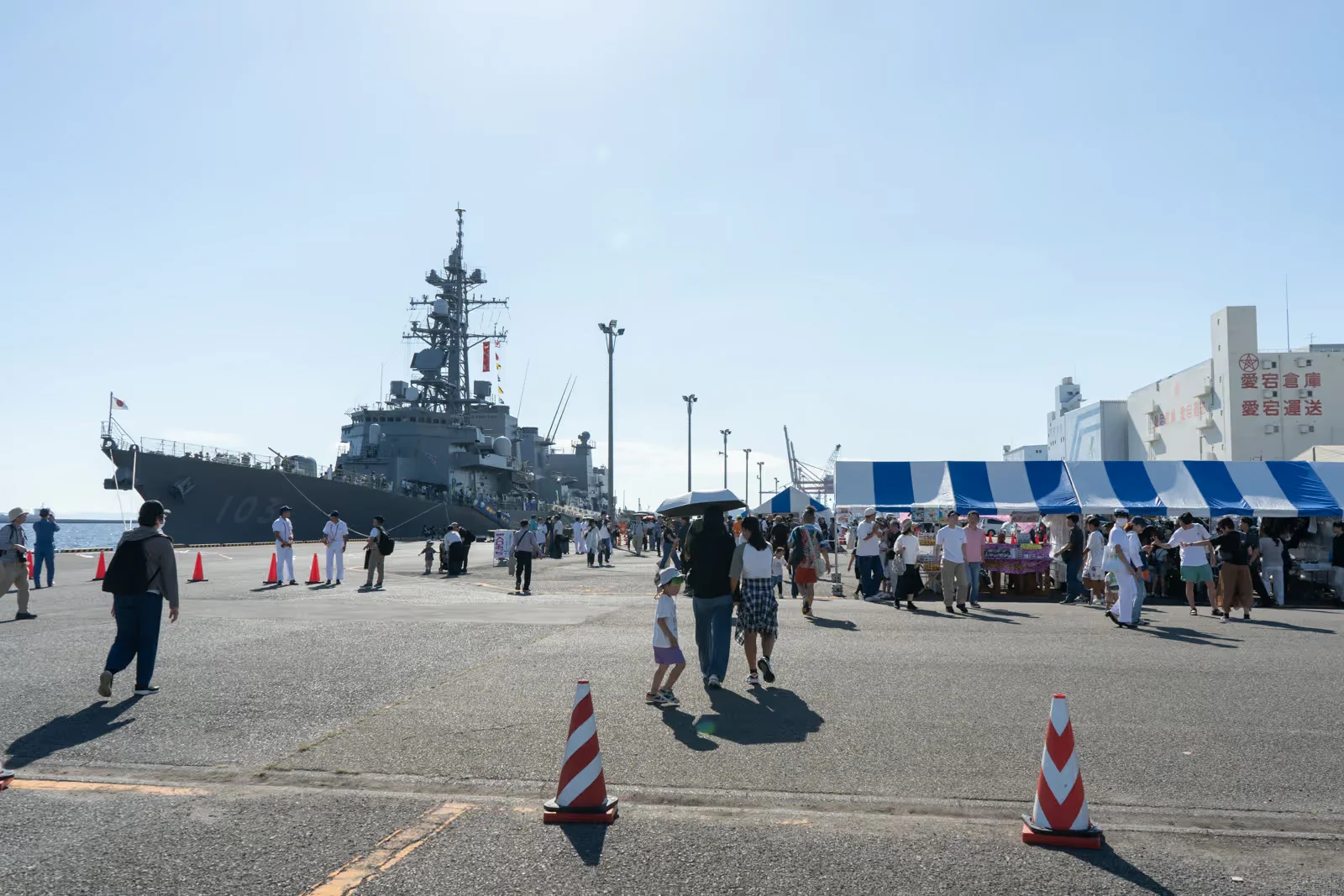 川崎みなと祭りの会場から見た護衛艦ゆうだちと岸壁の出店