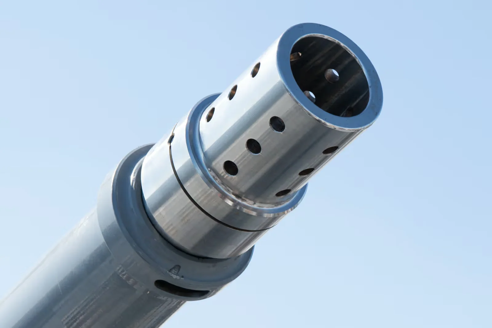 護衛艦ゆうだちの76mm速射砲の砲口を近くから撮影