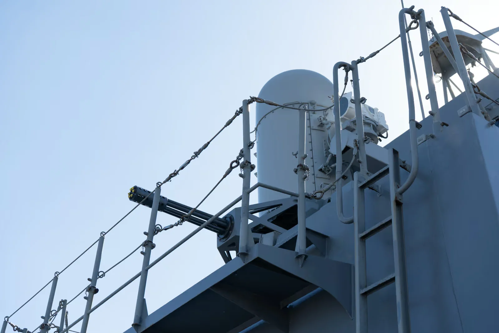 護衛艦ゆうだちに搭載された高性能20mm機関砲ファランクス