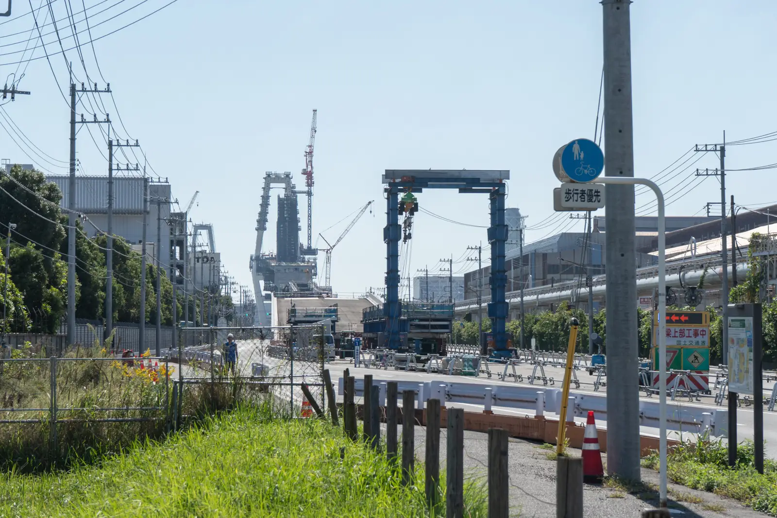 川崎市水江町で建設が進む臨港道路の橋脚と工事現場