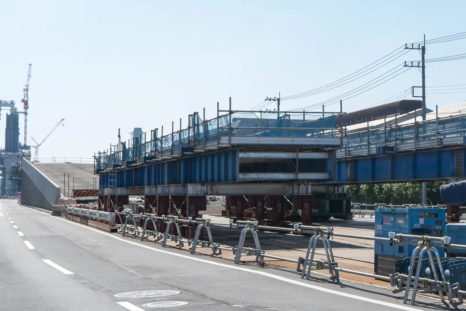 水江町臨港道路の高架部分と地上に降りる道路の建設現場