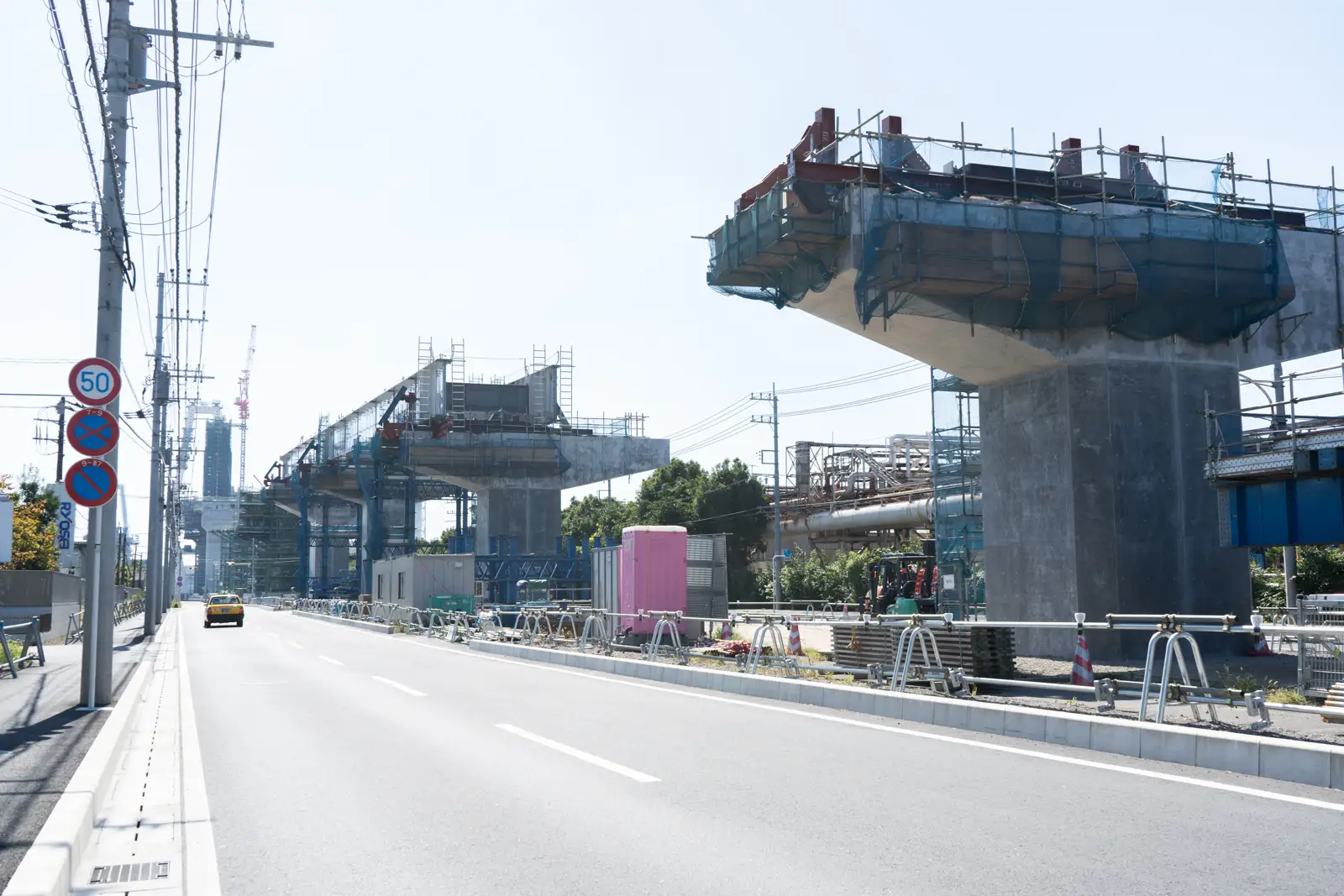 水江町臨港道路の橋脚上部に組まれた足場と建設途中の橋桁