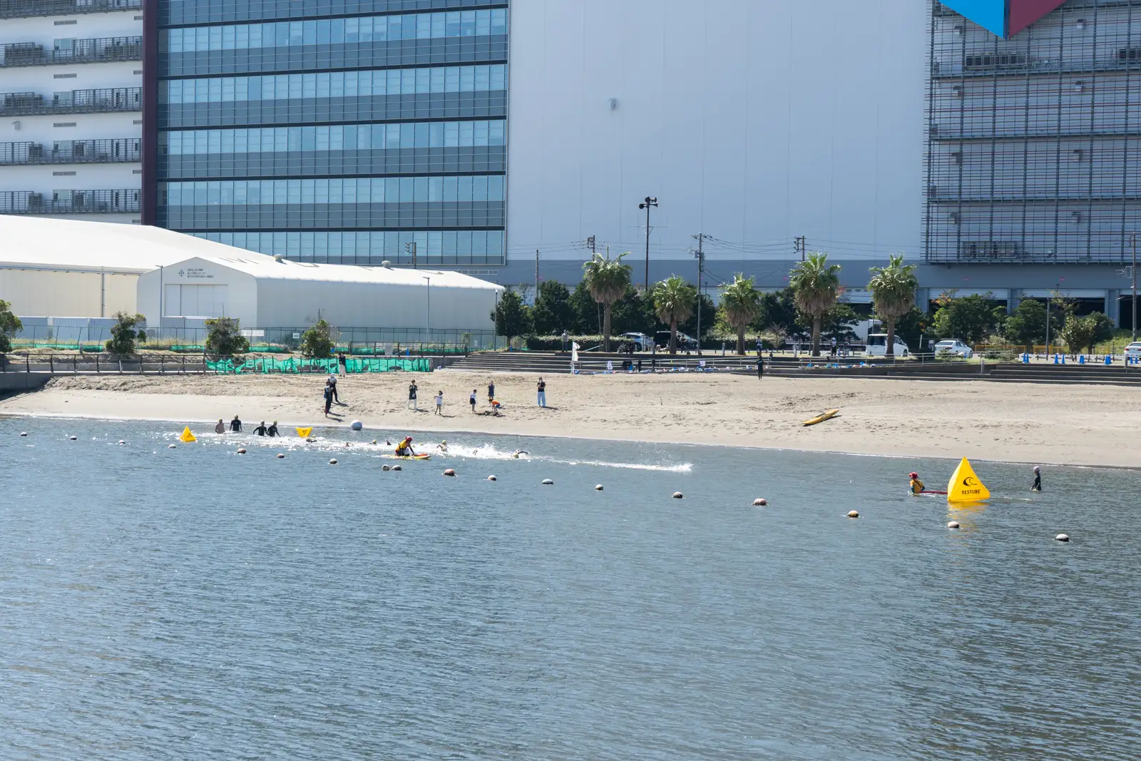 東扇島東公園のかわさきの浜で開催されたアクアスロンの水泳競技