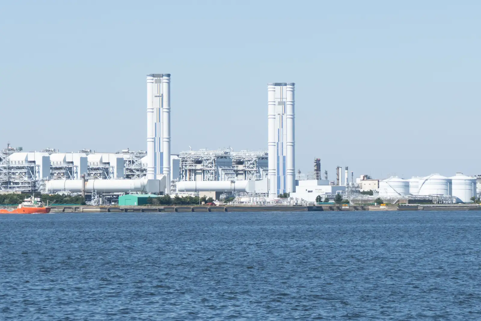 東扇島東公園から見た対岸の工場と2本の白い煙突